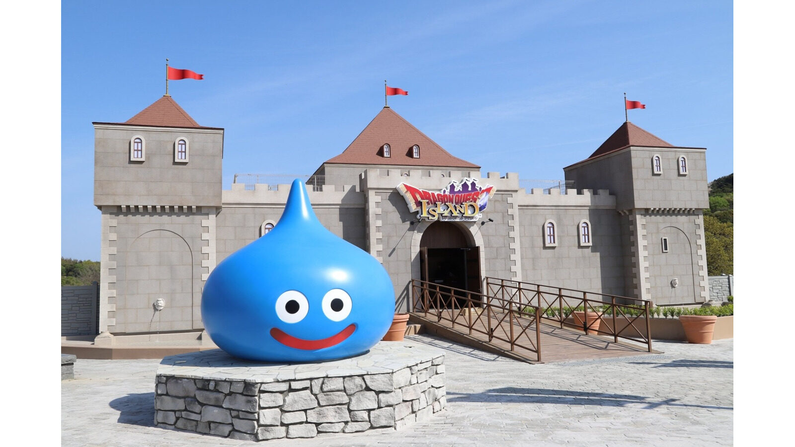 ドラゴンクエスト アイランドの城門と手前に置かれた青いスライムのオブジェ