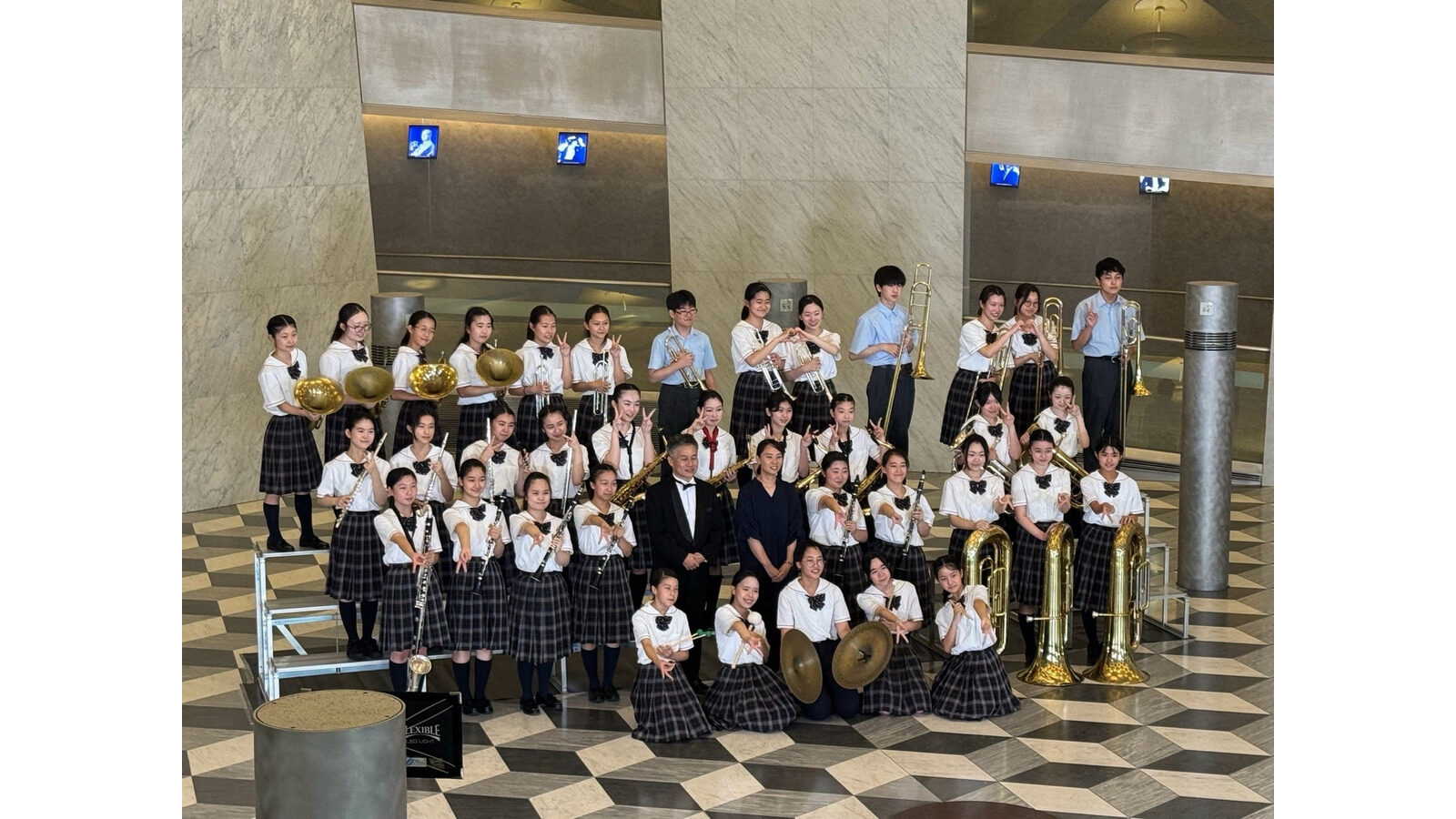 楽器を持って並ぶ京都橘中学校吹奏楽部のメンバー
