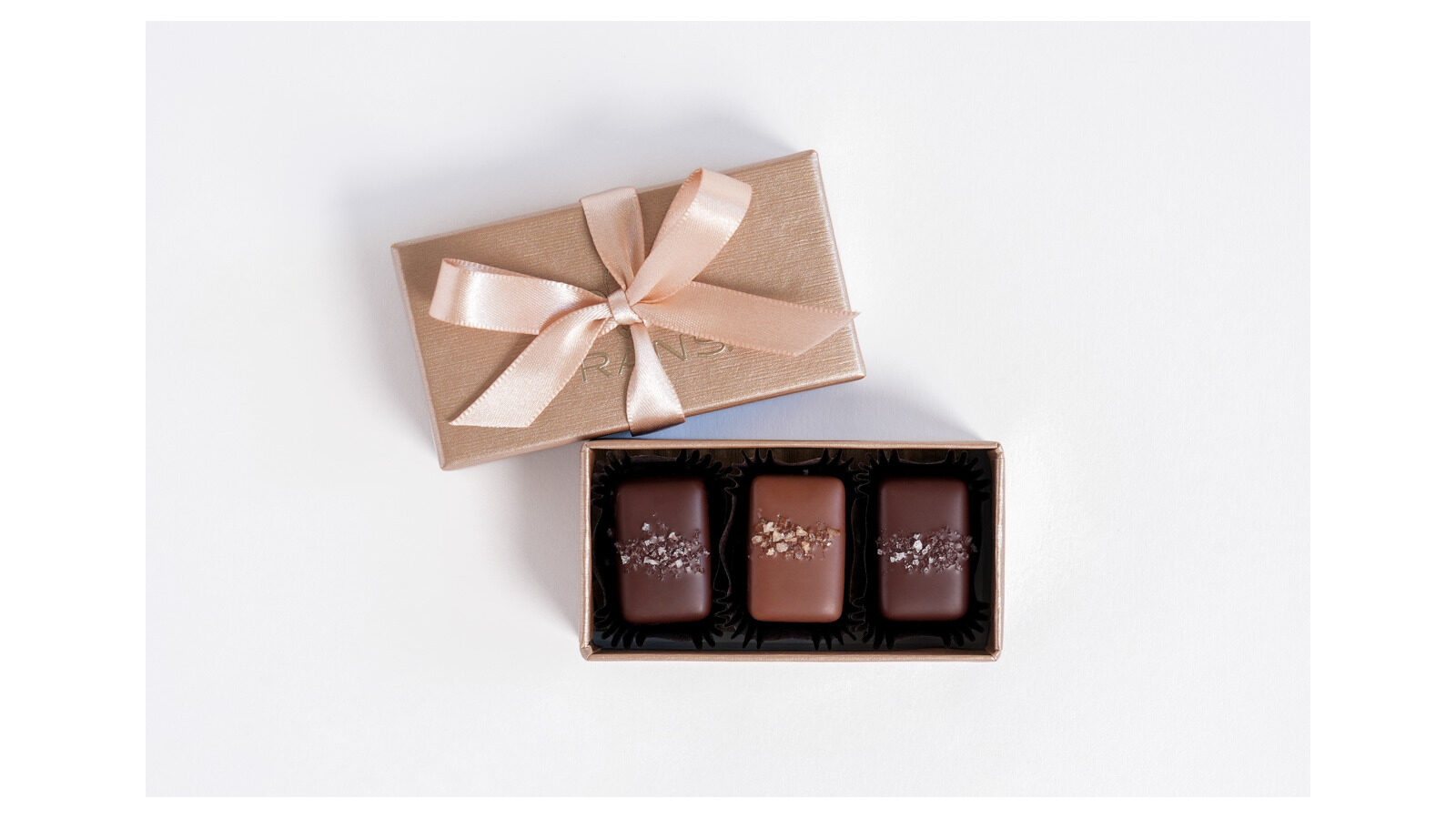 Fran’s Chocolatesのリボン付きギフト箱と3個入りソルトキャラメルアソートメント