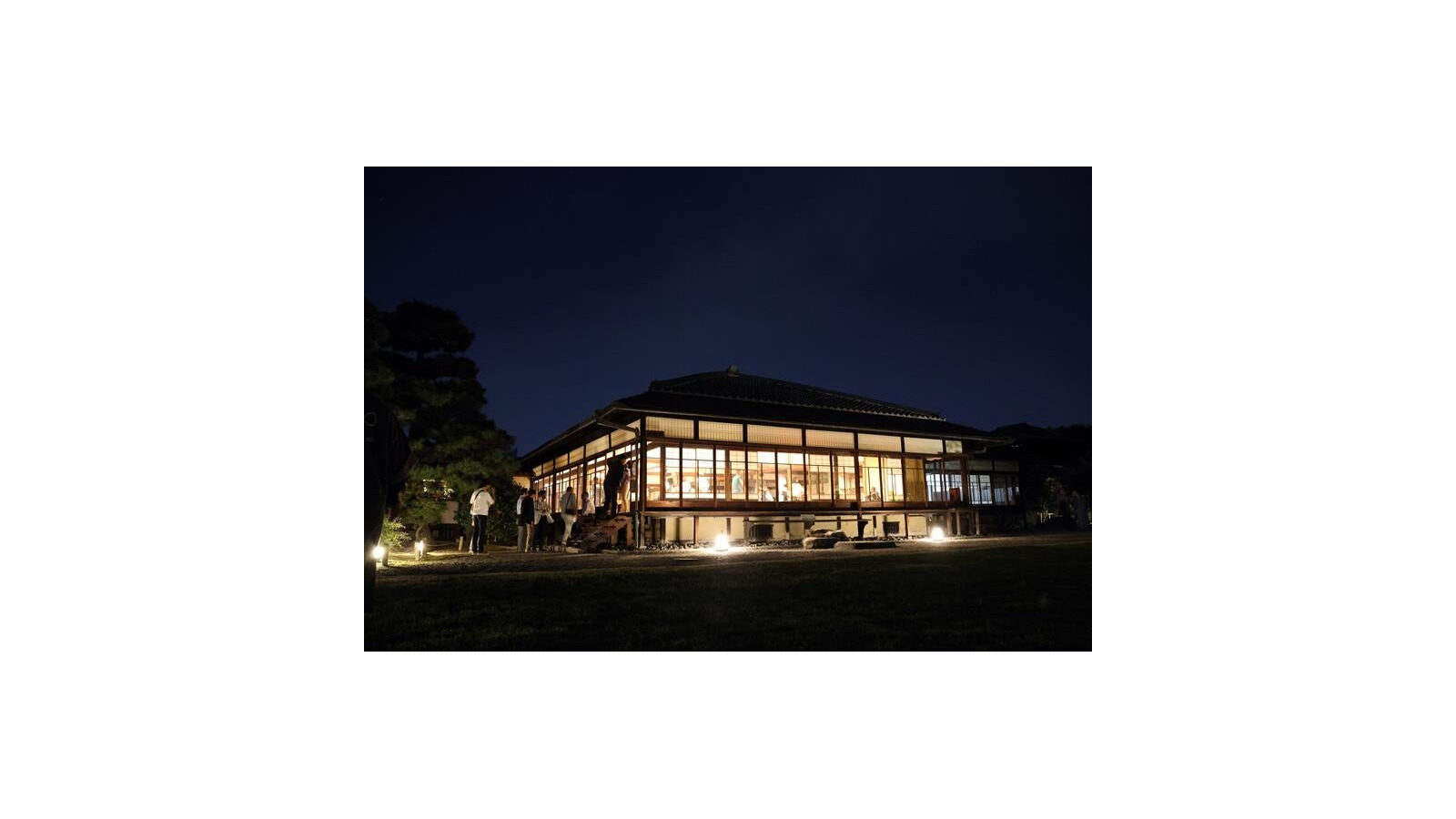 夜に照らされた渉成園の大広間・閬風亭と庭園の様子