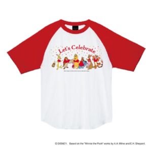 「Let's Celebrate」とプーさんと仲間たちが描かれた赤袖の100周年記念Tシャツ