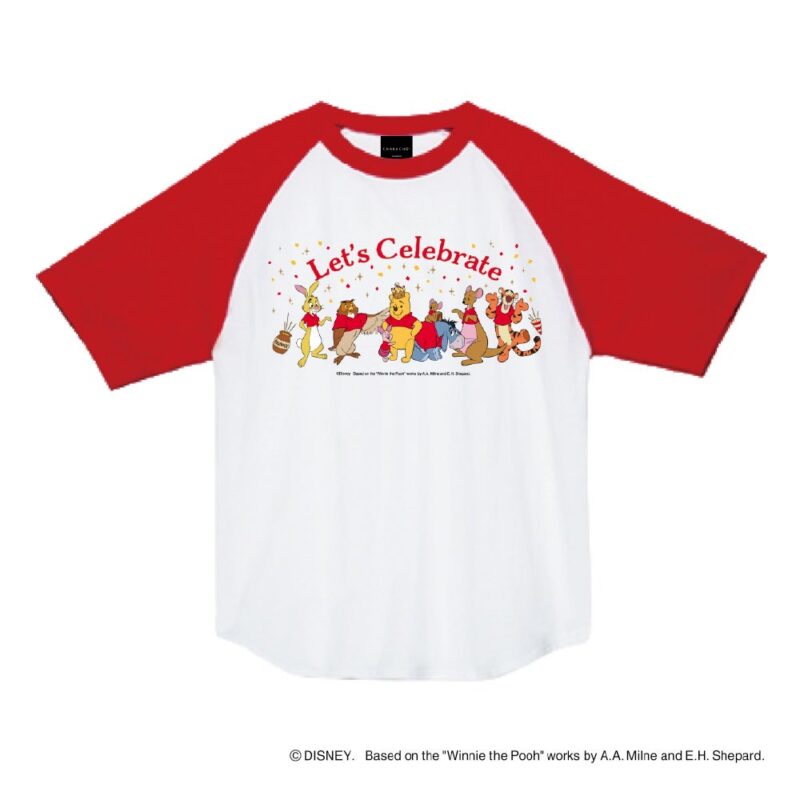 「Let's Celebrate」とプーさんと仲間たちが描かれた赤袖の100周年記念Tシャツ