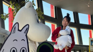 三原舞依さんが大切なムーミンのぬいぐるみを手にしている写真
