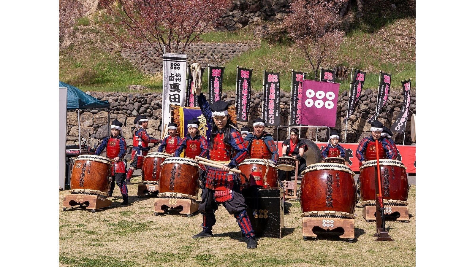 甲冑姿の演者が並び、太鼓を演奏する信州上田真田陣太鼓の演舞風景