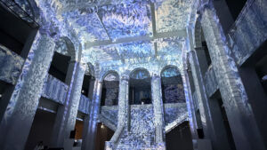 大阪市立美術館中央ホールに雪の結晶のような青白い光が広がる様子