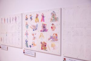 大カプコン展の東京会場で多数のラフスケッチが並ぶ展示風景