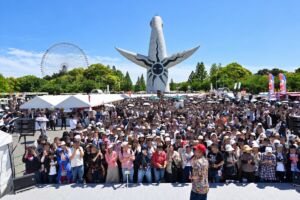 太陽の塔を背景に多くの来場者でにぎわう麦食音祭の5月開催時の様子