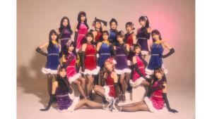 赤・青・紫系の衣装を着たNMB48メンバーの集合写真