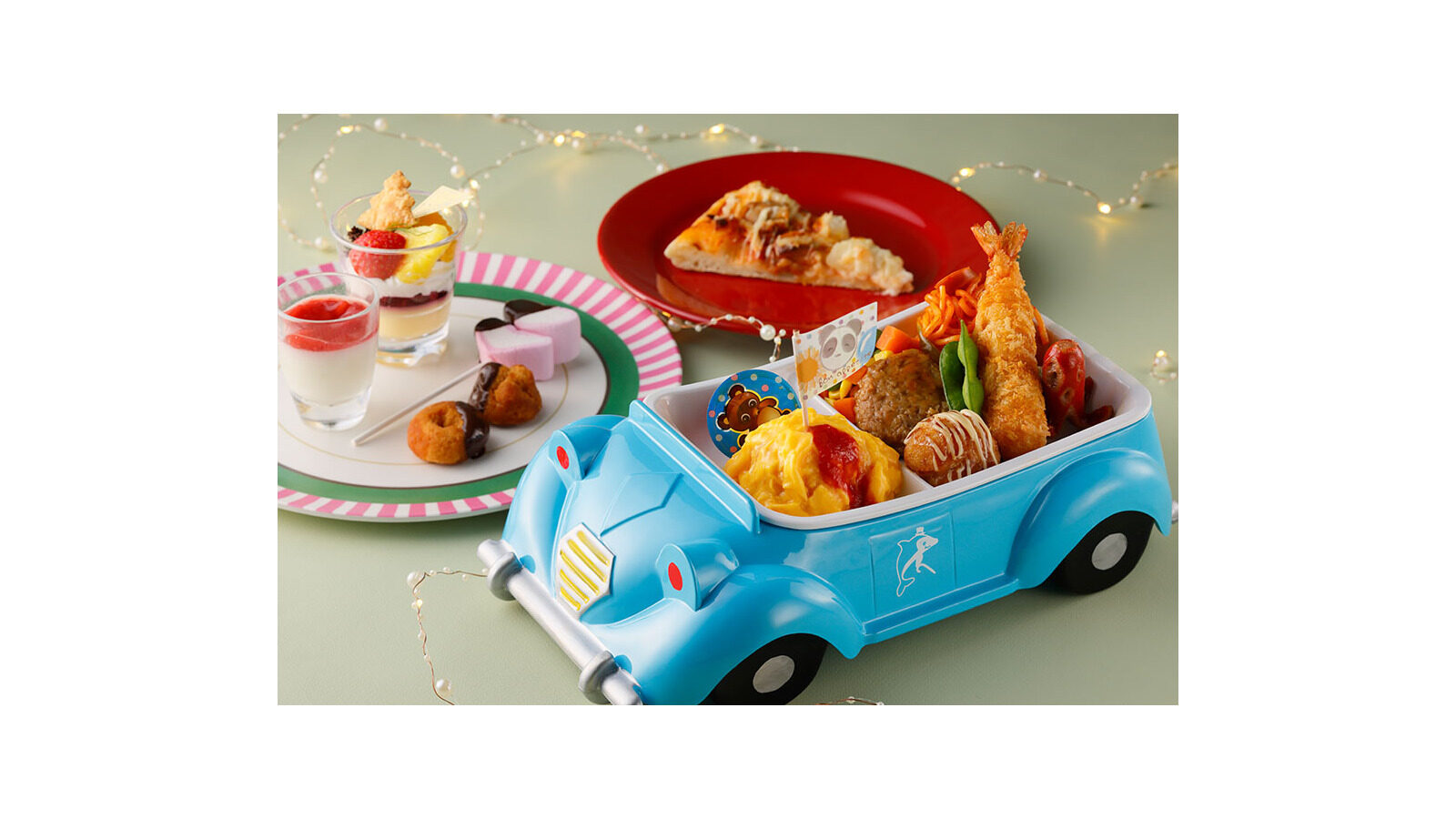 車の形の青いトレーにオムライスやエビフライなどの料理を盛り付けたキッズプレート