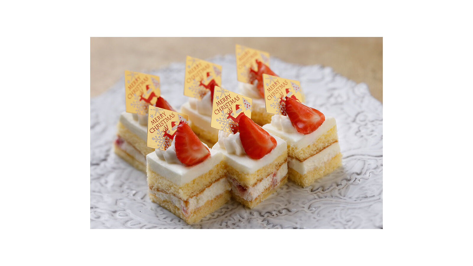 いちごとクリスマス柄の飾りをのせた一口サイズのショートケーキ