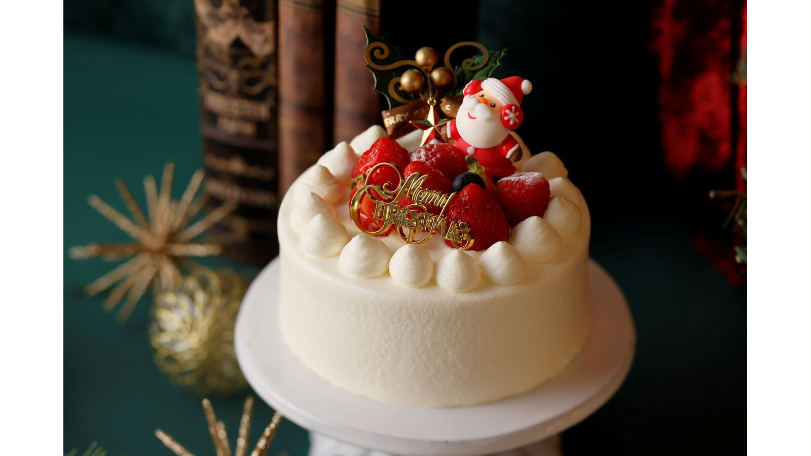 いちごと生クリームを飾った白い丸型のクリスマスケーキ